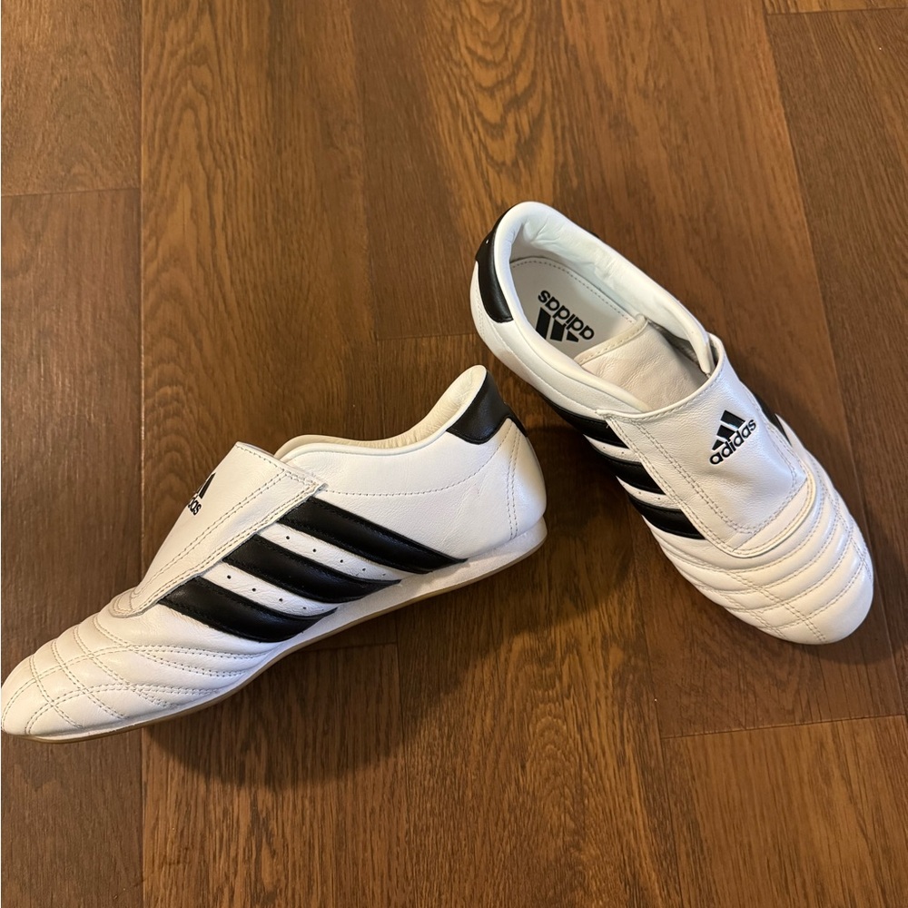 Adidas WOMEN'S TAEKWONDO - CLOUD WHITE/CORE BLACK/GUM size 8